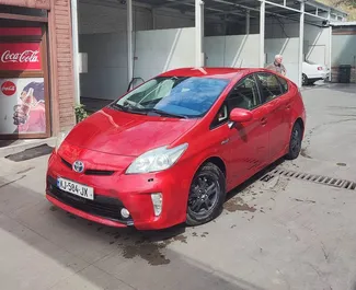 Vista frontal de un Toyota Prius de alquiler en Tiflis, Georgia ✓ Coche n.º 10147. ✓ Automático TM ✓ 0 opiniones.