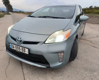 Sprednji pogled najetega avtomobila Toyota Prius v v Batumiju, Georgia ✓ Avtomobil #9969. ✓ Menjalnik Samodejno TM ✓ Mnenja 3.