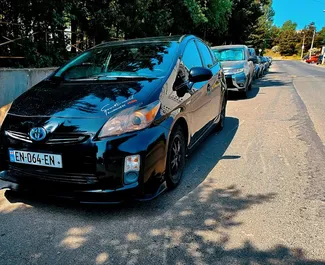 Vista frontal de um aluguel Toyota Prius em Tbilisi, Geórgia ✓ Carro #5537. ✓ Transmissão Automático TM ✓ 0 avaliações.