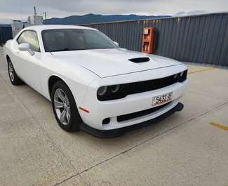 Frontvisning av en leiebil Dodge Challenger i Tbilisi, Georgia ✓ Bil #9997. ✓ Automatisk TM ✓ 0 anmeldelser.