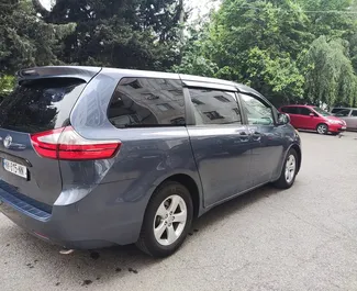 Арендуйте Toyota Sienna 2015 в Грузии. Топливо: Бензин. Мощность: 265 л.с. ➤ Стоимость от 168 GEL в сутки.