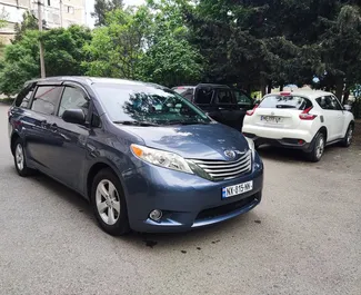 Vista frontal de um aluguel Toyota Sienna em Tbilisi, Geórgia ✓ Carro #10096. ✓ Transmissão Automático TM ✓ 1 avaliações.