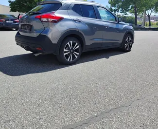 Vista frontal de un Nissan Kicks de alquiler en Ereván, Armenia ✓ Coche n.º 8704. ✓ Automático TM ✓ 0 opiniones.