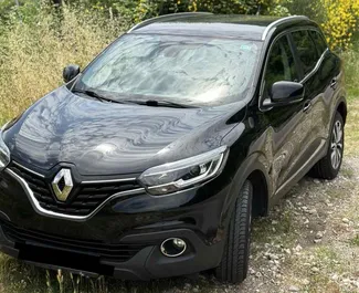 Vista frontal de un Renault Kadjar de alquiler en Budva, Montenegro ✓ Coche n.º 10264. ✓ Automático TM ✓ 0 opiniones.