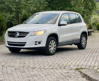 Vista frontal de um aluguel Volkswagen Tiguan no aeroporto de Tirana, Albânia ✓ Carro #9885. ✓ Transmissão Manual TM ✓ 0 avaliações.