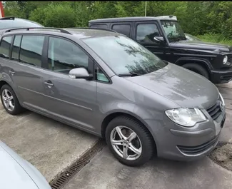 Autóbérlés Volkswagen Touran #10084 Kézi a tiranai repülőtéren, 2,0L motorral felszerelve ➤ Kristi-től Albániában.