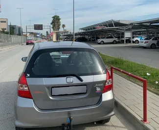 Honda Jazz 2008 tillgänglig för uthyrning på Tiranas flygplats, med en körsträckegräns på 300 km/dag.