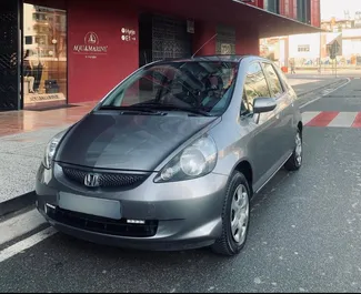 Vista frontal de um aluguel Honda Jazz no aeroporto de Tirana, Albânia ✓ Carro #10093. ✓ Transmissão Automático TM ✓ 0 avaliações.