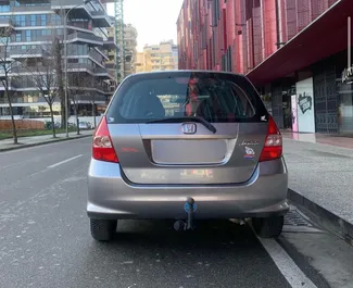 A Honda Jazz beltere bérlésre Albániában. Nagyszerű 5-üléses autó Automatikus váltóval.