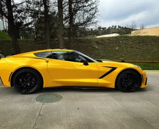 Najem avtomobila Chevrolet Corvette 2015 v v Gruziji, z značilnostmi ✓ gorivo Bencin in 466 konjskih moči ➤ Od 480 GEL na dan.