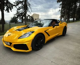 Vista frontal de um aluguel Chevrolet Corvette em Tbilisi, Geórgia ✓ Carro #9917. ✓ Transmissão Automático TM ✓ 0 avaliações.