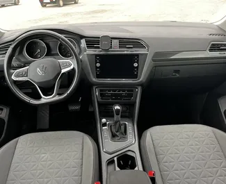 Notranjost Volkswagen Tiguan za najem v v Črni gori. Odličen avtomobil s 5 sedeži in Samodejno menjalnikom.