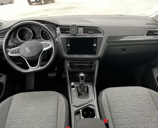 Interior do Volkswagen Tiguan para aluguer no Montenegro. Um excelente carro de 5 lugares com transmissão Automático.