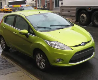 Vista frontal de un Ford Fiesta de alquiler en Durres, Albania ✓ Coche n.º 9916. ✓ Manual TM ✓ 2 opiniones.