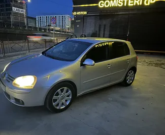 Predný pohľad na prenajaté auto Volkswagen Golf 5 v na letisku Tirana, Albánsko ✓ Auto č. 10083. ✓ Prevodovka Manuálne TM ✓ Hodnotenia 0.