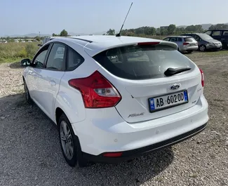 Aluguel de carro Ford Focus 2013 na Albânia, com ✓ combustível Gasolina e 95 cavalos de potência ➤ A partir de 20 EUR por dia.