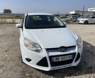 Vista frontal de un Ford Focus de alquiler en el aeropuerto de Tirana, Albania ✓ Coche n.º 10160. ✓ Manual TM ✓ 0 opiniones.