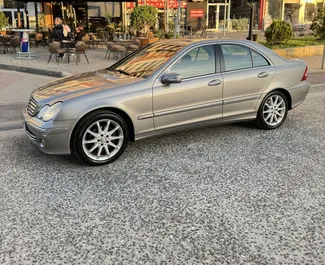 Sprednji pogled najetega avtomobila Mercedes-Benz C-Class v na letališču Tirana, Albanija ✓ Avtomobil #10082. ✓ Menjalnik Samodejno TM ✓ Mnenja 0.