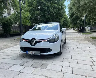 Vista frontal de um aluguel Renault Clio 4 em Budva, Montenegro ✓ Carro #10252. ✓ Transmissão Manual TM ✓ 0 avaliações.