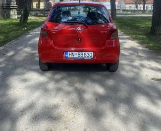 Najem Toyota Yaris. Avto tipa Ekonomičen, Udobje za najem v v Črni gori ✓ Depozit 100 EUR ✓ Možnosti zavarovanja: TPL, SCDW, Potniki, V tujini, Mladi.