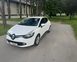 Sprednji pogled najetega avtomobila Renault Clio 4 v v Budvi, Črna gora ✓ Avtomobil #10249. ✓ Menjalnik Priročnik TM ✓ Mnenja 1.