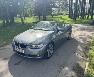 Vista frontal de un BMW 3-series Cabrio de alquiler en Budva, Montenegro ✓ Coche n.º 10251. ✓ Manual TM ✓ 0 opiniones.