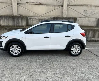 Vista frontal de um aluguel Dacia Sandero Stepway em Durres, Albânia ✓ Carro #9951. ✓ Transmissão Manual TM ✓ 0 avaliações.