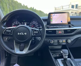 Kia Forte salono nuoma JAE. Puikus 5 sėdimų vietų automobilis su Automatinis pavarų dėže.