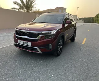 Vista frontal de un Kia Seltos de alquiler en Dubai, EAU ✓ Coche n.º 9913. ✓ Automático TM ✓ 0 opiniones.