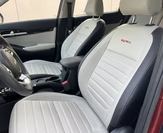 Interior do Kia Seltos para aluguer nos Emirados Árabes Unidos. Um excelente carro de 5 lugares com transmissão Automático.