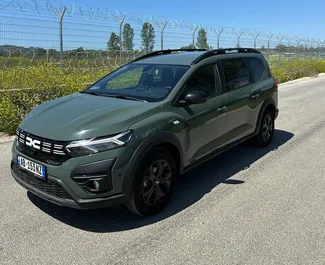 Vista frontal de un Dacia Jogger de alquiler en el aeropuerto de Tirana, Albania ✓ Coche n.º 10071. ✓ Manual TM ✓ 0 opiniones.