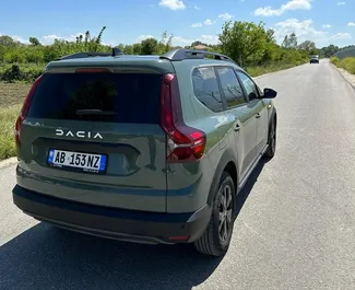 Dacia Jogger 2024 location de voiture en Albanie, avec ✓ Essence carburant et 103 chevaux ➤ À partir de 35 EUR par jour.