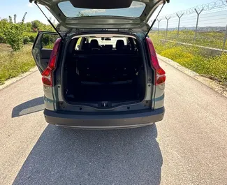 Motor Gasolina de 1,0L de Dacia Jogger 2024 para alquilar en en el aeropuerto de Tirana.