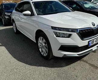 Vista frontal de um aluguel Skoda Kamiq em Tirana, Albânia ✓ Carro #10133. ✓ Transmissão Automático TM ✓ 0 avaliações.