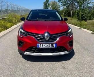 Vista frontal de un Renault Captur de alquiler en el aeropuerto de Tirana, Albania ✓ Coche n.º 10074. ✓ Automático TM ✓ 0 opiniones.