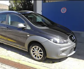 Vista frontal de un SEAT Altea Freetrack de alquiler en el aeropuerto de Tirana, Albania ✓ Coche n.º 10124. ✓ Manual TM ✓ 0 opiniones.