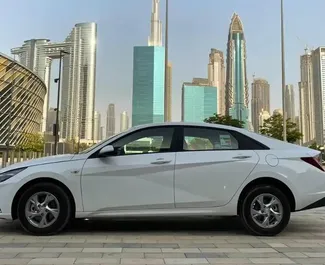 Vista frontal de un Hyundai Elantra de alquiler en Dubai, EAU ✓ Coche n.º 9934. ✓ Automático TM ✓ 1 opiniones.