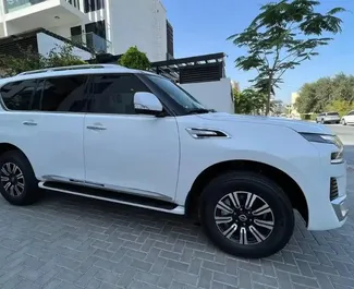 Predný pohľad na prenajaté auto Nissan Patrol v v Dubaji, SAE ✓ Auto č. 10057. ✓ Prevodovka Automatické TM ✓ Hodnotenia 0.