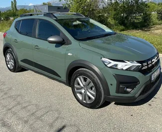 Vista frontal de um aluguel Dacia Sandero Stepway no aeroporto de Tirana, Albânia ✓ Carro #10109. ✓ Transmissão Manual TM ✓ 0 avaliações.