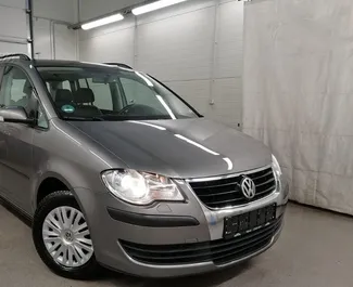 Vista frontal de un Volkswagen Touran de alquiler en el aeropuerto de Tirana, Albania ✓ Coche n.º 9994. ✓ Manual TM ✓ 0 opiniones.