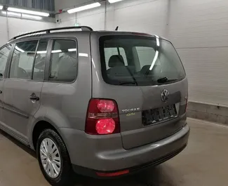 Automašīnas noma Volkswagen Touran #9994 ar Rokasgrāmata pārnesumu kārbu pie Tirānas lidostas, aprīkots ar 1,9L dzinēju ➤ No Begi Albānijā.