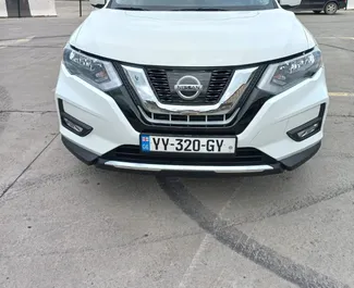 Frontvisning av en leiebil Nissan Rogue i Tbilisi, Georgia ✓ Bil #10132. ✓ Automatisk TM ✓ 0 anmeldelser.