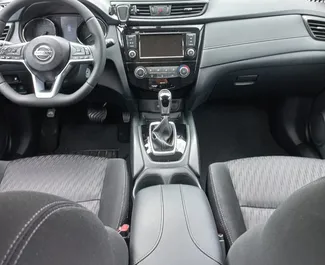 Nissan Rogue 2018 için kiralık Benzin 2,5L motor, Tiflis'te.