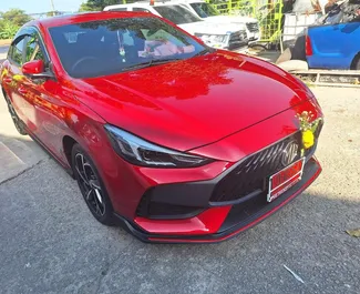 Vista frontal de un MG 5/GT de alquiler en el aeropuerto de Phuket, Tailandia ✓ Coche n.º 9939. ✓ Automático TM ✓ 0 opiniones.