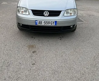 Přední pohled na pronájem Volkswagen Touran na letišti Tirana, Albánie ✓ Auto č. 10045. ✓ Převodovka Automatické TM ✓ Recenze 0.