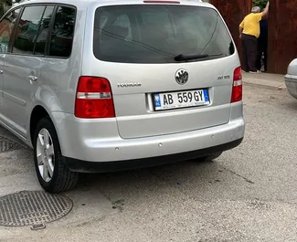 Volkswagen Touran 2006 automobilio nuoma Albanijoje, savybės ✓ Dyzelinas degalai ir 165 arklio galios ➤ Nuo 30 EUR per dieną.