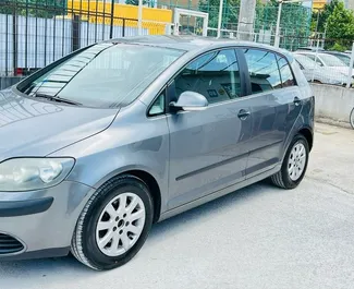 Frontvisning av en leiebil Volkswagen Golf Plus på Tirana lufthavn, Albania ✓ Bil #10037. ✓ Manuell TM ✓ 0 anmeldelser.