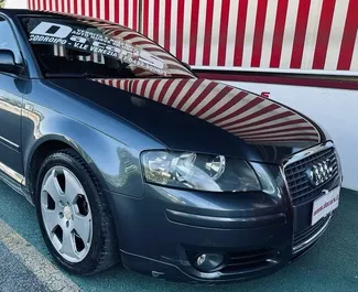 Vista frontal de un Audi A3 de alquiler en el aeropuerto de Tirana, Albania ✓ Coche n.º 10041. ✓ Manual TM ✓ 1 opiniones.