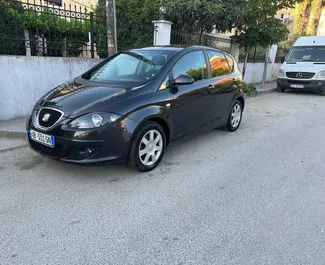 Vue de face d'une location SEAT Altea à l'aéroport de Tirana, Albanie ✓ Voiture #10047. ✓ Automatique TM ✓ 0 avis.