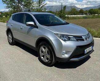 Vista frontal de un Toyota Rav4 de alquiler en el aeropuerto de Tirana, Albania ✓ Coche n.º 10077. ✓ Automático TM ✓ 0 opiniones.